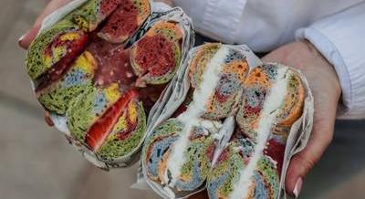 Megérkezett Budapest legszínesebb reggelije: itt a szivárványos bagel