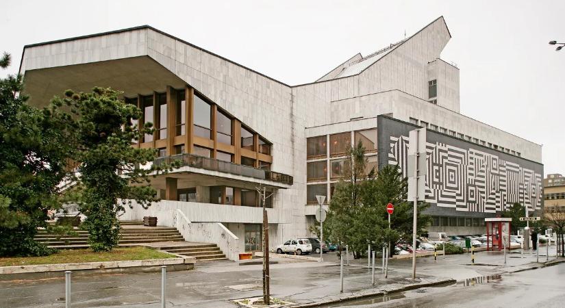 A sílesiklósáncként ismert győri színház homlokzatát teszik biztonságosabbá