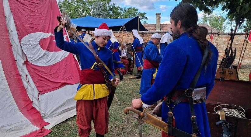 Fegyverek hangja verte fel a belvárost, újra középkori hangulat költözött a várba (galéria)