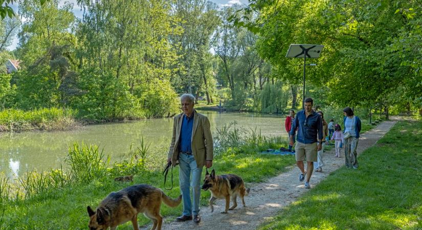 Kutyával, szabadon  Válogatás a Budapest 150 parkja könyvből