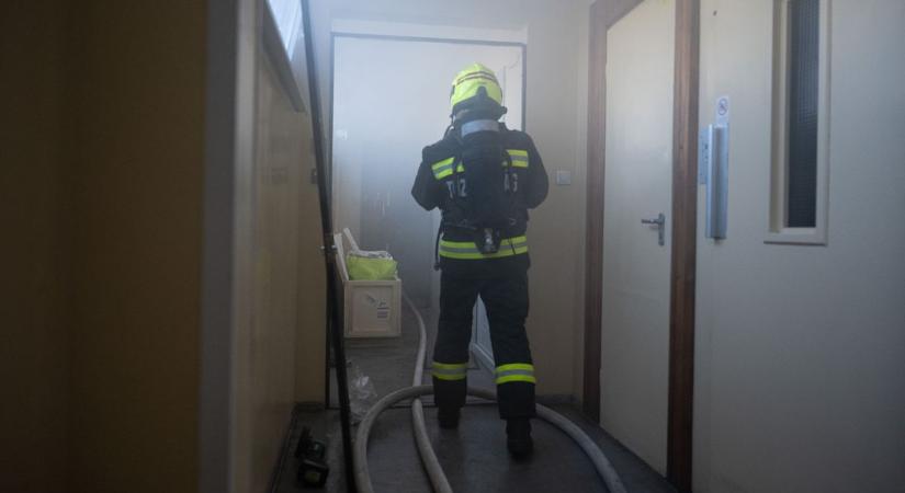 Riasztás a hatodik emeletre: riadt, idős asszony kérte a tűzoltók segítségét