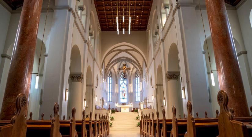 Nyomozás a sötétben, zseblámpás templomtúra és Magdi sós karamellás fagyija – Múzeumok éjszakája a veszprémi várnegyedben
