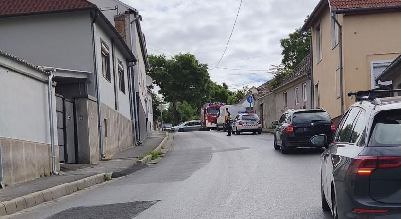 Borzasztóan indul a hétvége: baleset történt Pécsen, rendőrök és tűzoltók a helyszínen