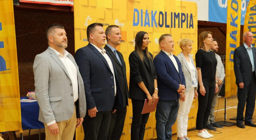 Péntek este nyitották meg a Vásárhelyen zajló Kosárlabda Diákolimpia döntőjét