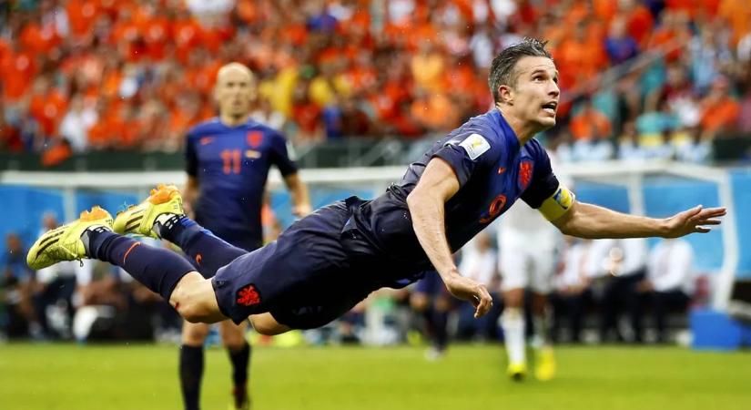 Van Persie a spanyolok útjába repült; belga fricska Maradonáéknak – vb-videók