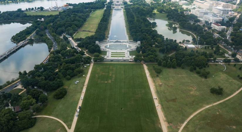 Rejtélyes, óriás számok jelentek meg a washingtoni National Mall ikonikus gyepén