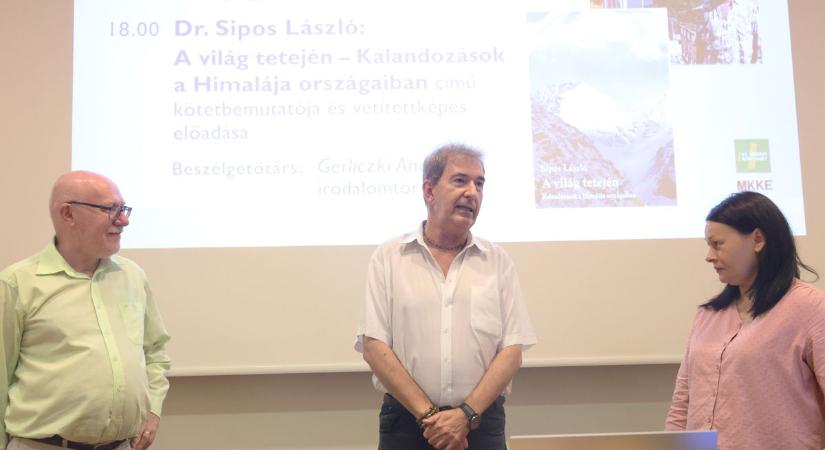 A Himalája titkai Nyíregyházán: zsúfolásig telt a könyvtár Sipos László különleges estjén