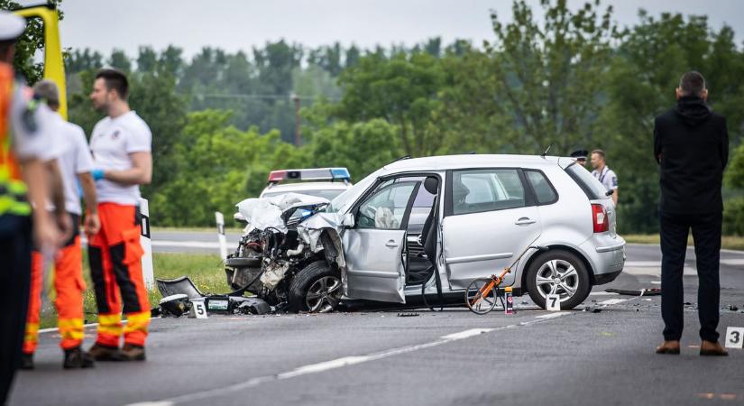 Két autó ütközött, lezárták a 65-ös főutat Somnál