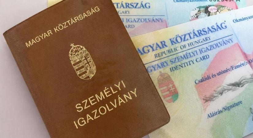Augusztusig érvényesek a régi, könyv formátumú személyi igazolványok