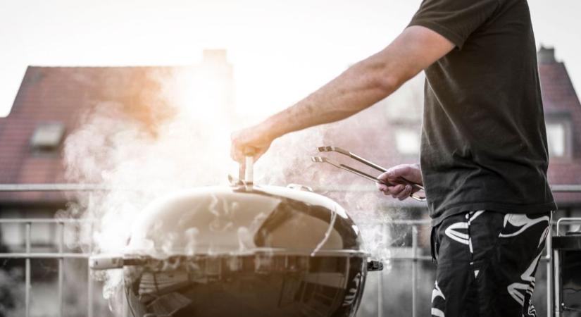 Megégett a kisfiú arca grillezés közben - egy pillanat alatt történhet meg a baj