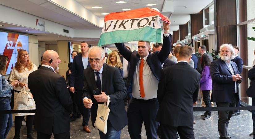 Orbán Viktor felé záporoztak a kérdések, közben biciklivel megérkezett Révész Máriusz is: fotókon a Fidesz-kongresszus részvevői