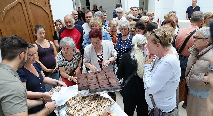 Elfogyott a 95 szelet torta, együtt ünnepelt Szeged a Szabadtéri születésnapján