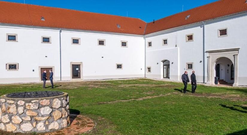 Különleges kulturális csemege Fertőszéplakon: Első alkalommal telik meg zenével és nevetéssel a Széchényi-kastély udvara