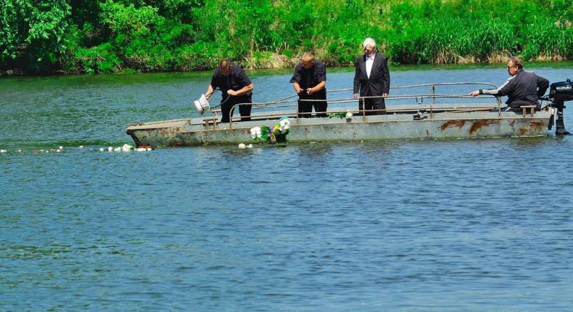 A Tisza lett a sírjuk: a folyóba szórták hármójuk hamvait