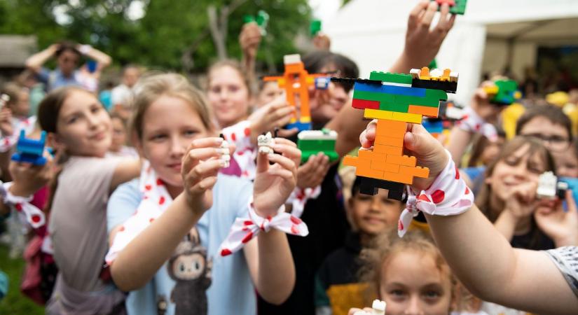 Önfeledt játék, hatalmas élmények, 1500 gyereket hívott meg a LEGO. Az öné is ott volt? (fotók)