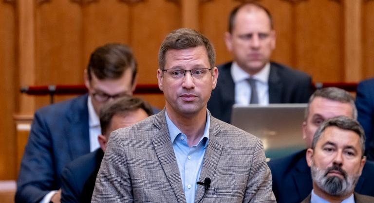 Magyar Péter miatt megszólalt Gulyás Gergely a vitnyédi menekülttáborról, váratlan magyarázatot adott