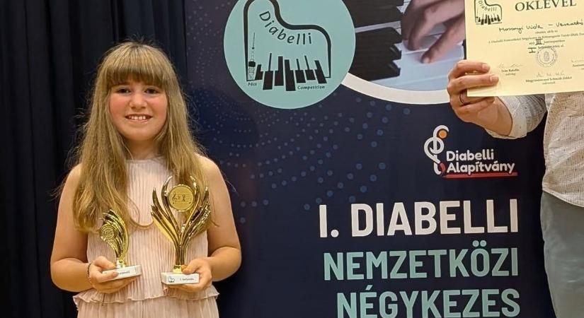 Erről a pécsi kislányról még sokat fogunk hallani: saját zenéivel hódít a tízéves tehetség