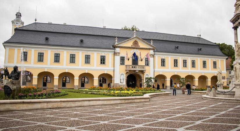 Megújult Esztergom ikonikus épülete: ünnepélyesen átadták a Városházát