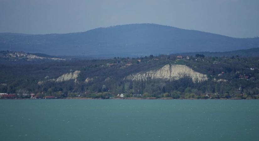 A leomlott lösszfal zárta le az utat és a helyiek csatáját is Balatonaligán