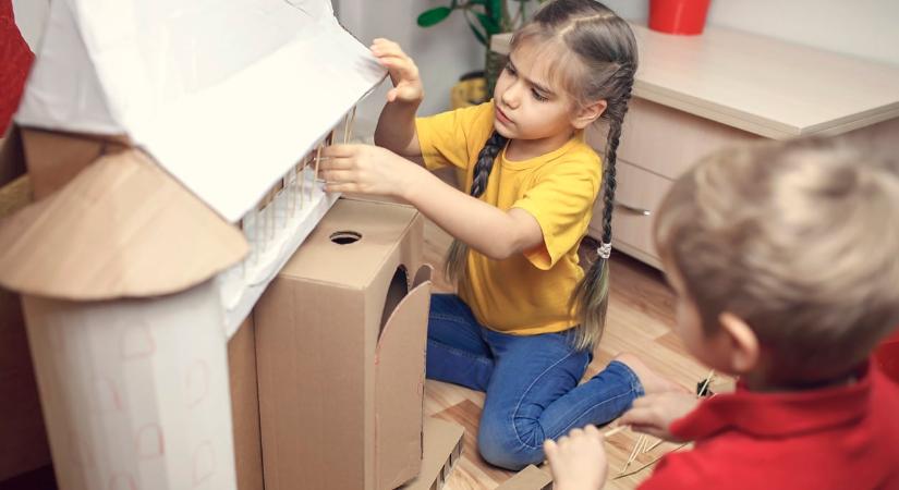 Zero waste nyáriszünet: 5 kreatív játékötlet kartondobozokból és PET-palackokból, ha elmossa az eső a strandolást