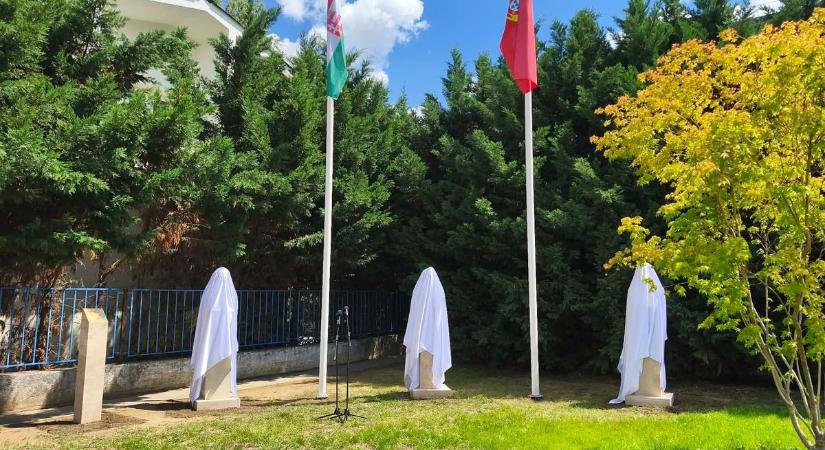 Különleges emlékhely nyílt Szolnokon – benépesült a Halhatatlanok Kertje
