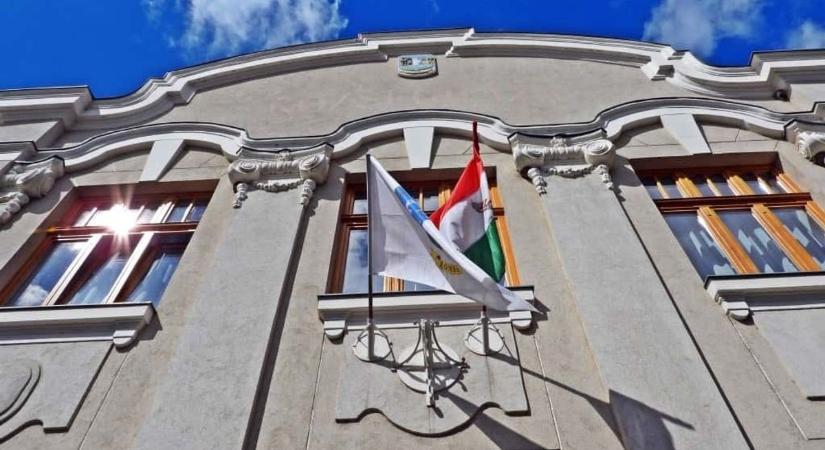 Beszerzési stop Bátán, átütemezett útfejlesztés Zombán a HIPA-elvonás miatt