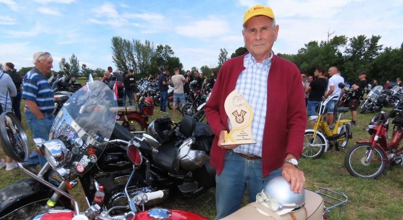 Motorostalálkozó felvonulással, szépségversennyel, jótékonykodással Pásztoriban - Fotók, videó