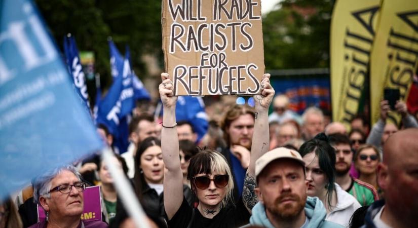 Az elmúlt napok zavargásai után a rasszizmus ellen tüntettek Belfastban