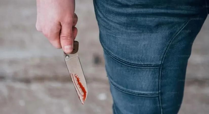 Késsel szúrták hátba a menekülő fiút Pécs belvárosában, csak a műtét mentette meg