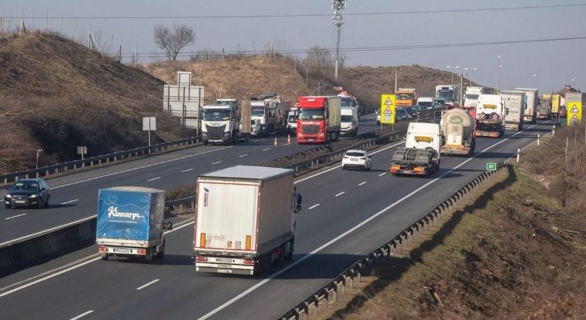 Előveszik az éles fegyvereket az M1-es mentén