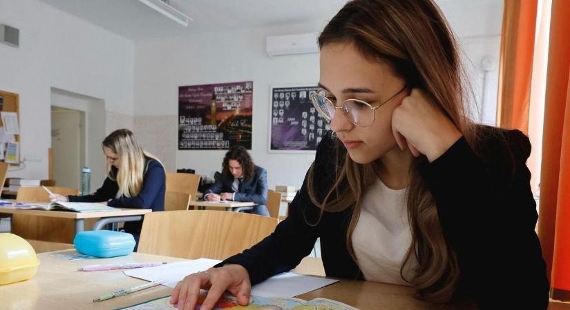 Tiltólistára került a haspóló a sulikban? Ezt írják elő az iskolák a Komárom-Esztergomban