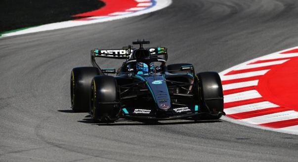 Russell a pole-ban, Leclerc a falban Barcelonában