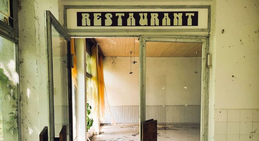Ilyen egy elhagyatott üdülő a Balaton mellett, ahol megállt az idő
