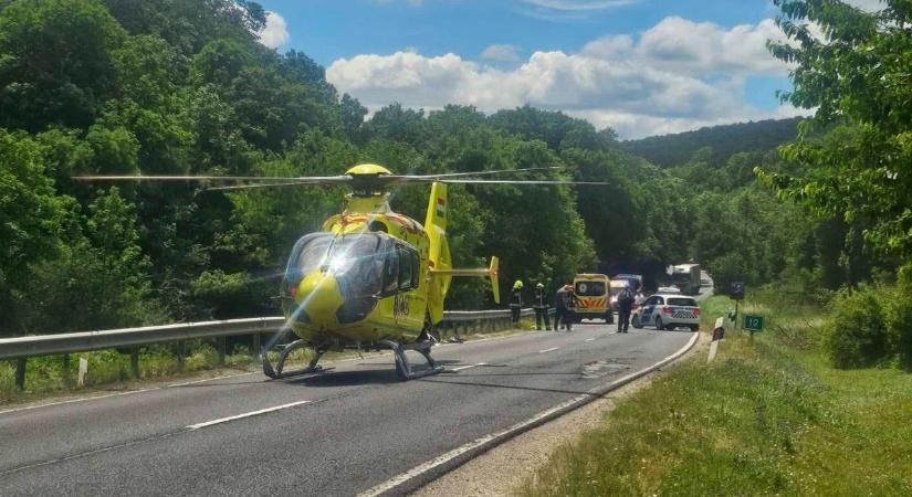 Drámai helyszíni fotókon a bakonyi motorosbaleset (képgaléria)