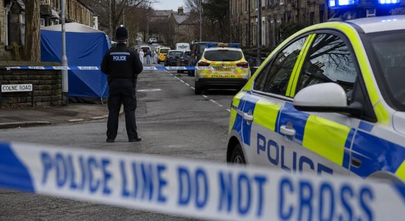 Újabb késes támadás történt Nagy-Britanniában: most egy 17 éves lányt szúrtak nyakon (VIDEÓ)