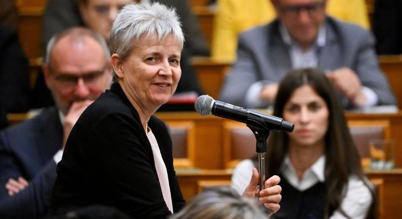 Megszűnik a kancellári rendszer, és a kettős vezetési modellt egyszemélyi vezetés váltja fel
