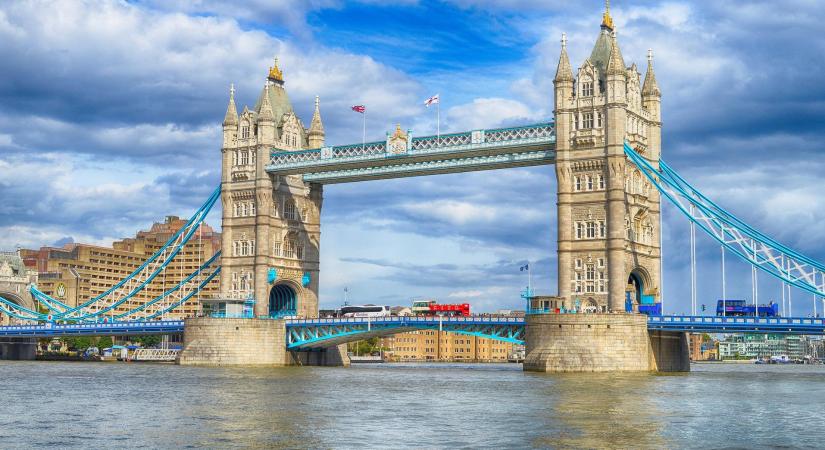 Januárig leállítja az orosz olajból más országokban készült repülőgép-üzemanyag és a gázolaj importját a brit kormány