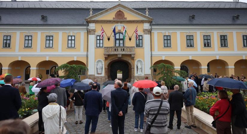Megújult az ország legöregebb városházája, fotókon az esztergomi Bostyán-palota fotók