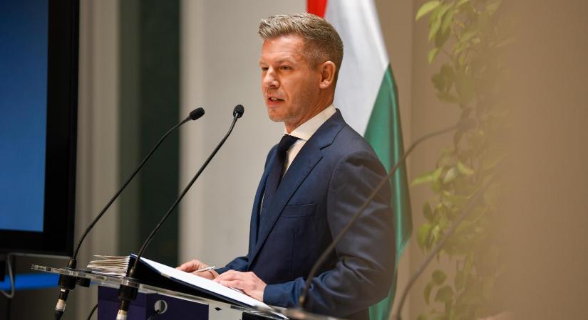 Gulyás Gergely szerint a vitnyédi migránstáborral csak az EU-t akarták átverni, Magyar Péter szerint a Fidesz inkább csak távozzon a magyar közéletből