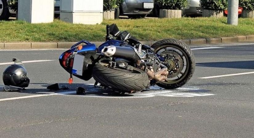 Most érkezett: Súlyos motorbaleset történt a 84-es úton