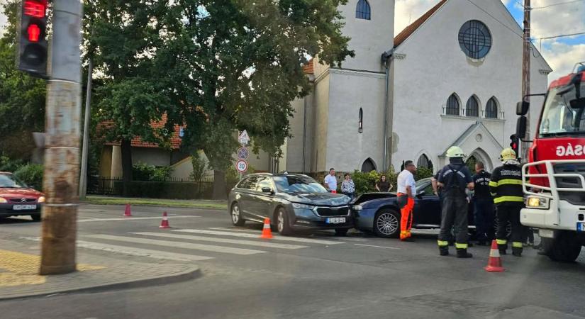 Két autó ütközött össze Debrecenben