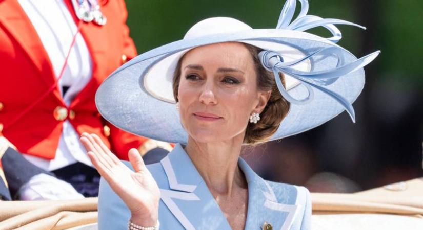 Katalin hercegné babakék ruhában tündökölt a királyt ünneplő parádén: 3 gyermekével ült egy hintóban