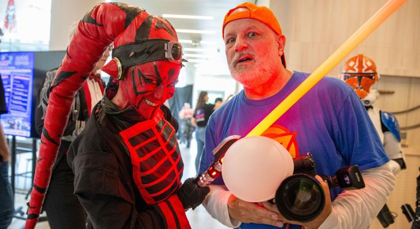 Megnyílt a multiverzum Kecskeméten: jedik, varázslók, animehősök és gamerlegendák lepték el a Campust – fotók, videó