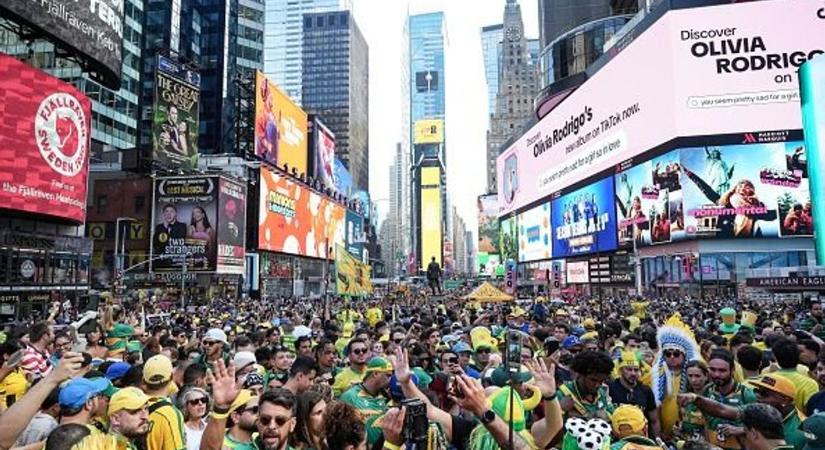 Foci vb 2026 - Brazil karnevál a New York-i Times Square-en