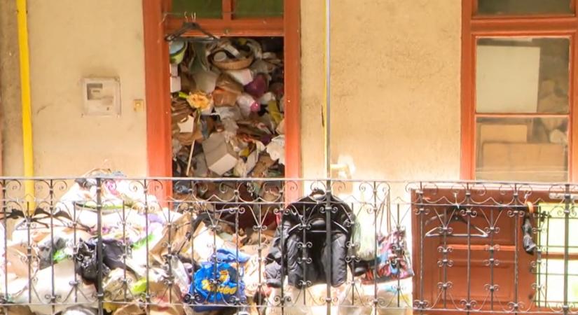 Ömlik ki az ablakon, már a gangot is eltorlaszolja a szemét a budai társasházban: szívszorító az oka – videó