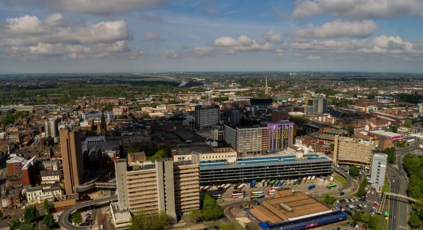 Újabb késes támadás rázta meg Nagy-Britanniát, egy tinédzser lányt szúrtak nyakon – videó
