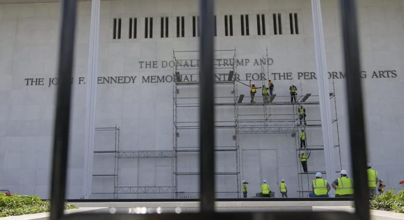 Eltűnt Trump neve a Kennedy Központról