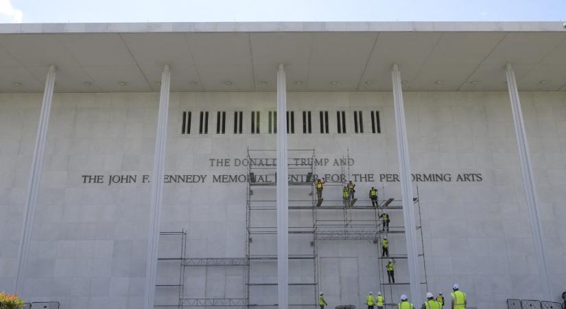 Százak nézték élőben, ahogy leszedik Trump nevét a washingtoni Kennedy Centerről
