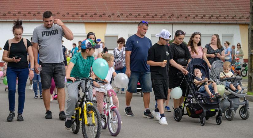 Tüzes motorok, retró slágerek és tömeg a téren – így bulizta végig Üllés a szombatot