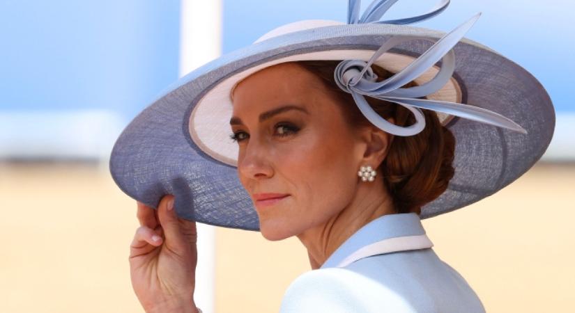 Diana előtt tisztelgett Katalin: egy az egyben lemásolta a néhai hercegné szettjét, káprázatosan festett babakékben